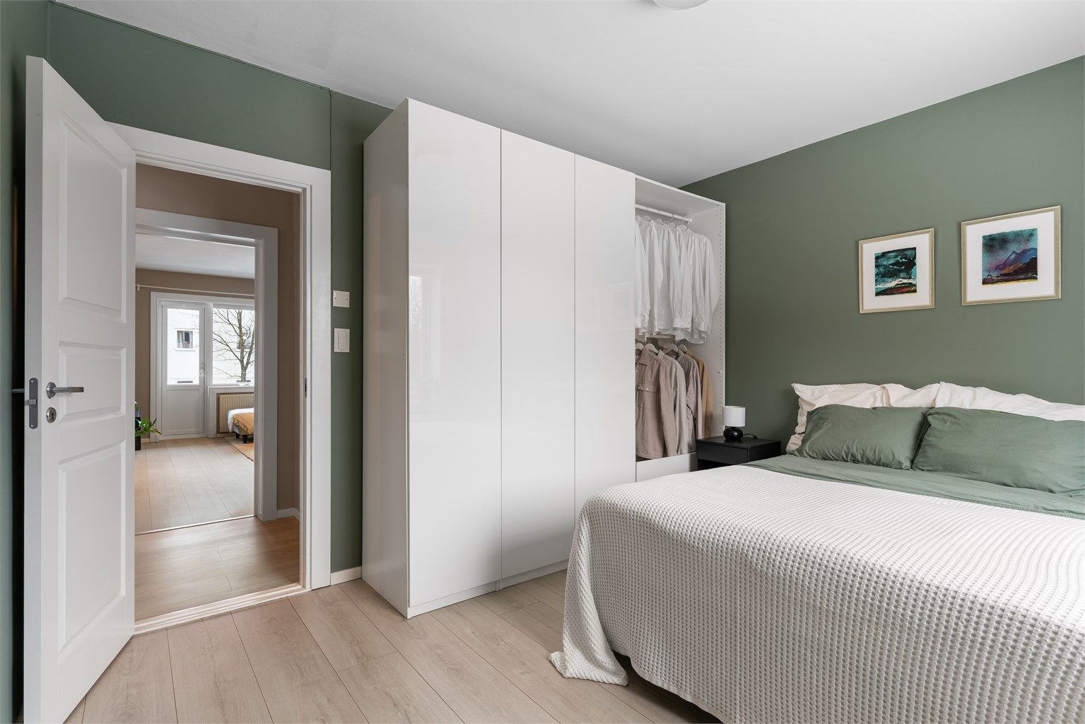 Rommet er utstyrt med en romslig garderobeløsning som gir rikelig med oppbevaringsplass.