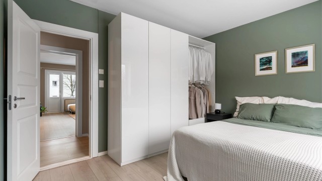 Rommet er utstyrt med en romslig garderobeløsning som gir rikelig med oppbevaringsplass.