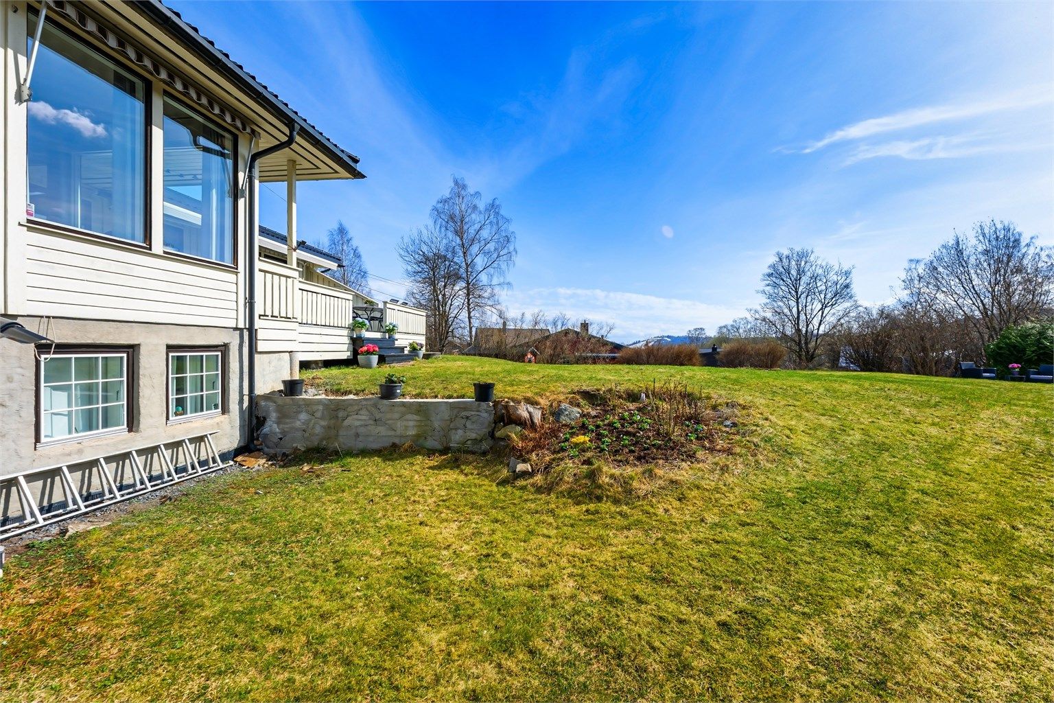 Boligen har en stor, solrik hage