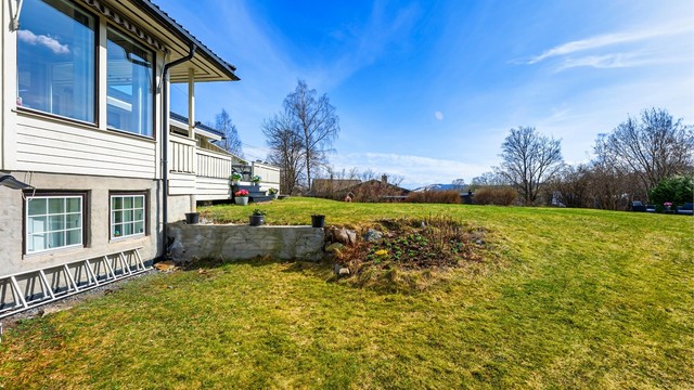 Boligen har en stor, solrik hage