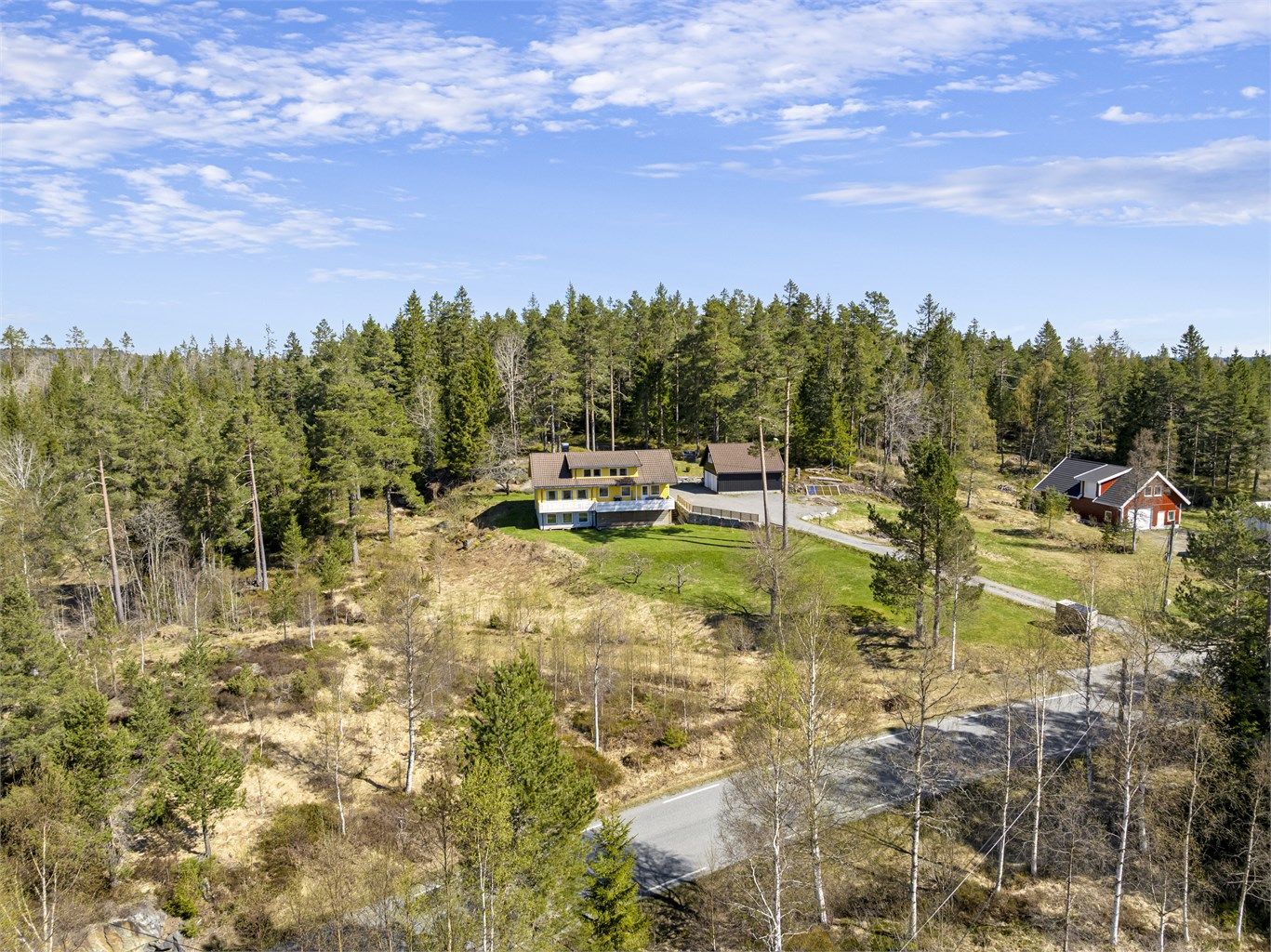 Her bor du usjenert og landlig til, med skog og natur som nærmeste nabo, men likevel en kort kjøretur unna sentrum (ca. 15 min).
