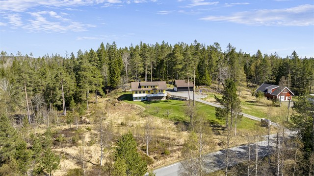 Her bor du usjenert og landlig til, med skog og natur som nærmeste nabo, men likevel en kort kjøretur unna sentrum (ca. 15 min).