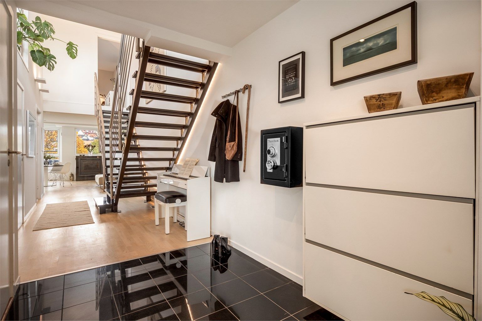 Dette er en unik 2-etasjers toppleilighet med store oppholdsrom, flott utsikt og heisadkomst. Foto: Martine Eren Jacobsen