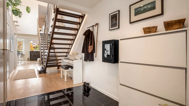Dette er en unik 2-etasjers toppleilighet med store oppholdsrom, flott utsikt og heisadkomst. Foto: Martine Eren Jacobsen