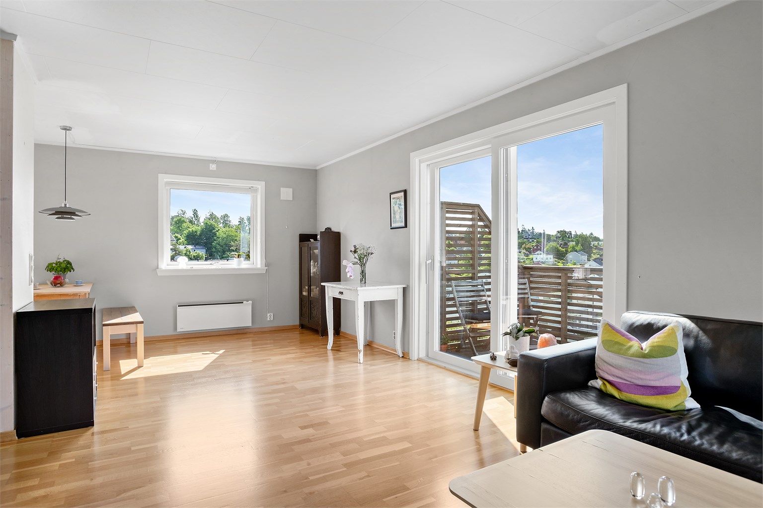 Lys og innbydende stue med meget gode møbleringsmuligheter. 
