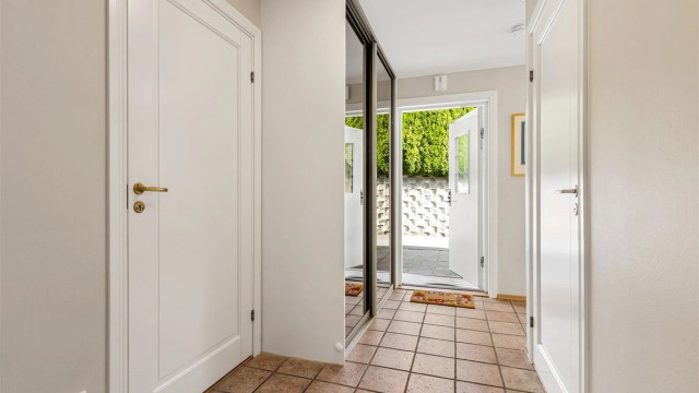 Skyvedørsgarderobe for oppbevaring av klær og sko i entré.