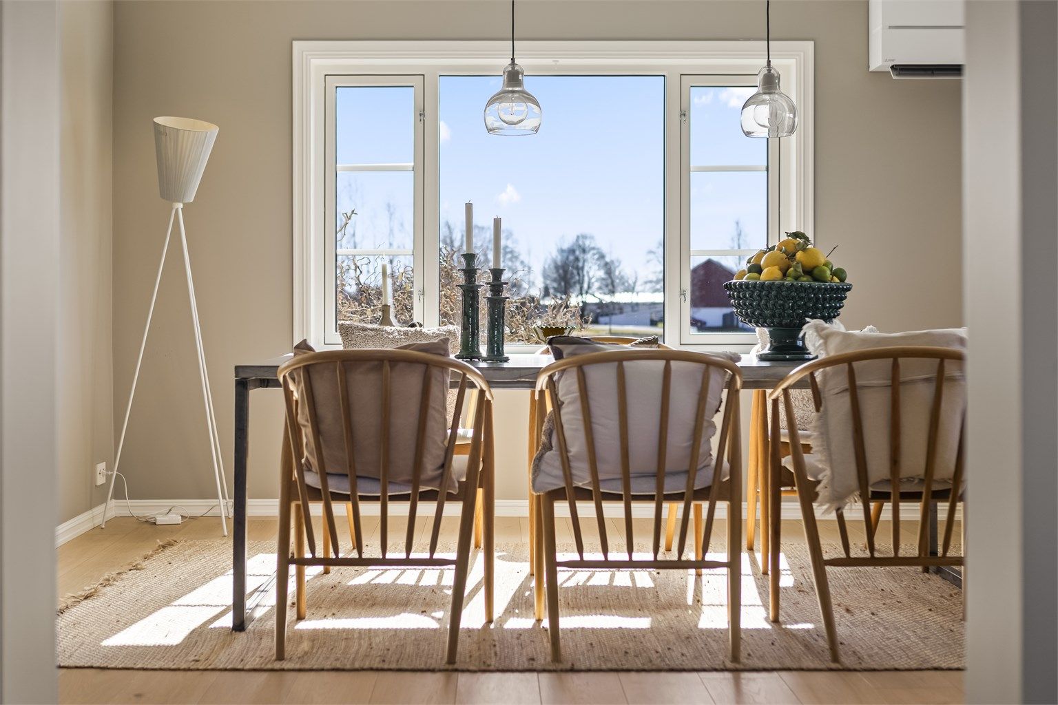 Store vindusflater gir godt med lys og utsikt mot de omkringliggende jordene.