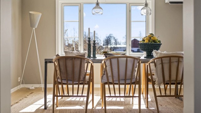 Store vindusflater gir godt med lys og utsikt mot de omkringliggende jordene.