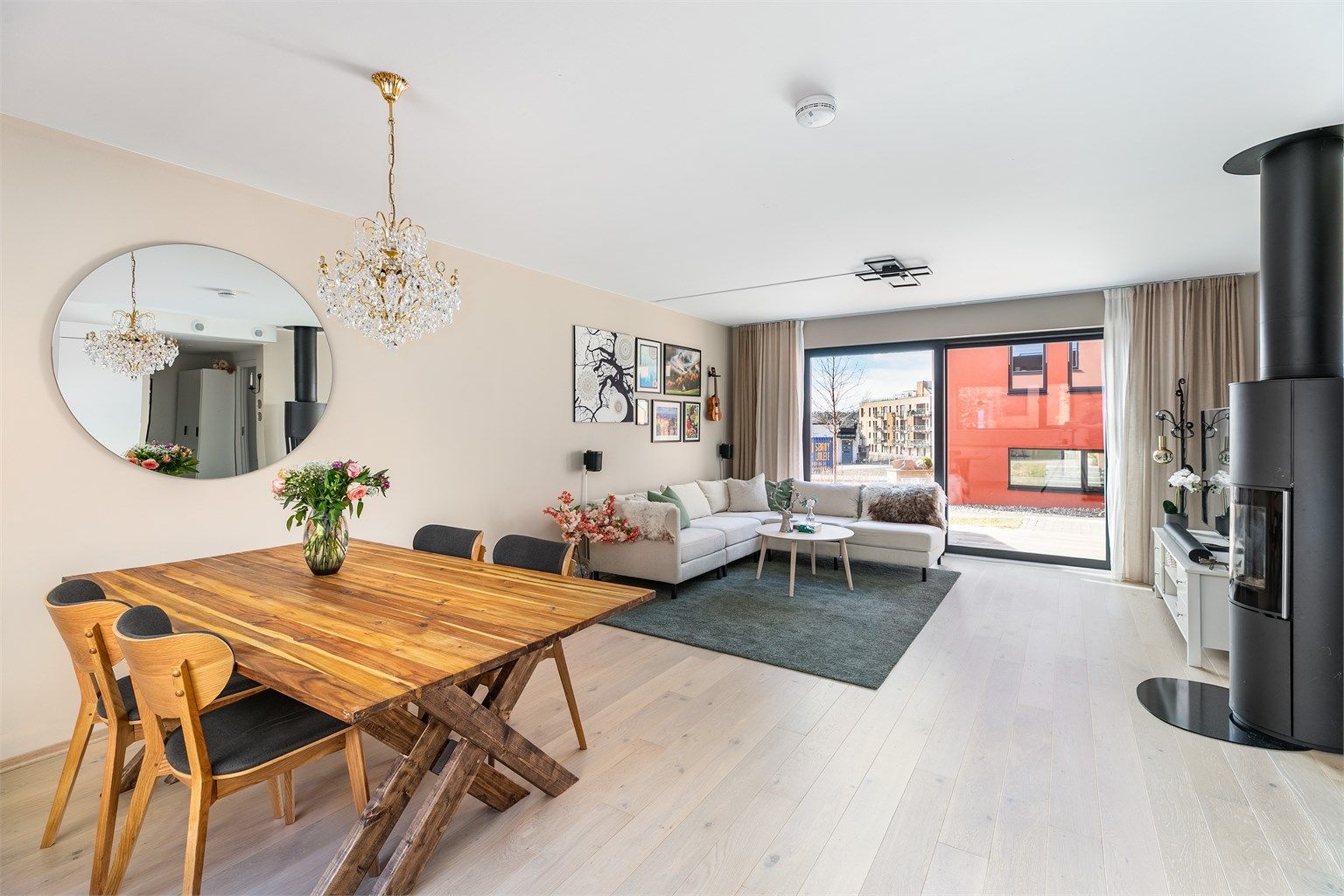 Planløsningen er hensiktsmessig utformet og gir hver av boligens tre etasjer et klart definert formål. Første etasje er i praksis en eneste stor sosial sone.