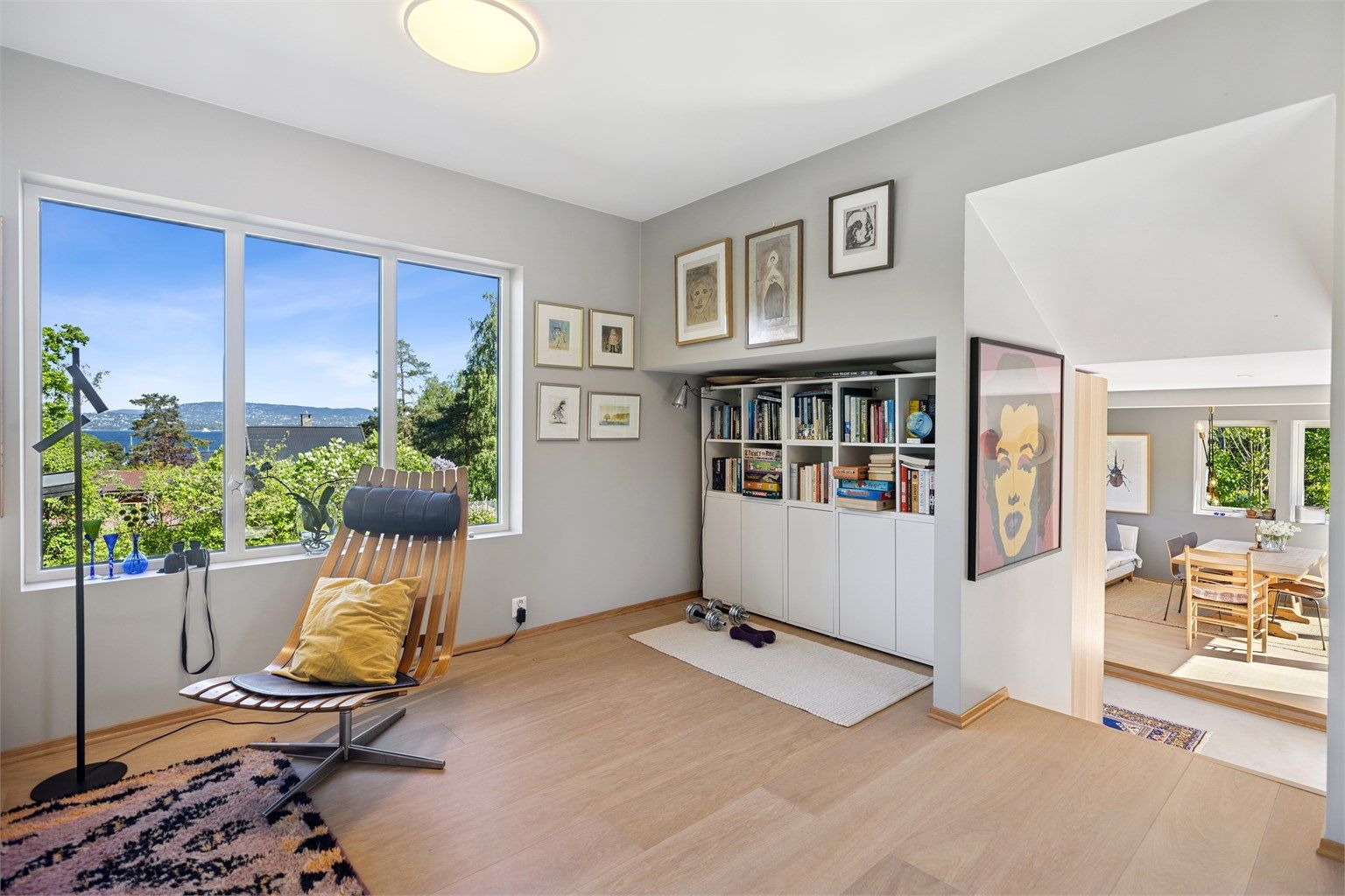 Den åpne løsningen og halvetasjene skaper en dynamisk og spennende atmosfære i boligen!