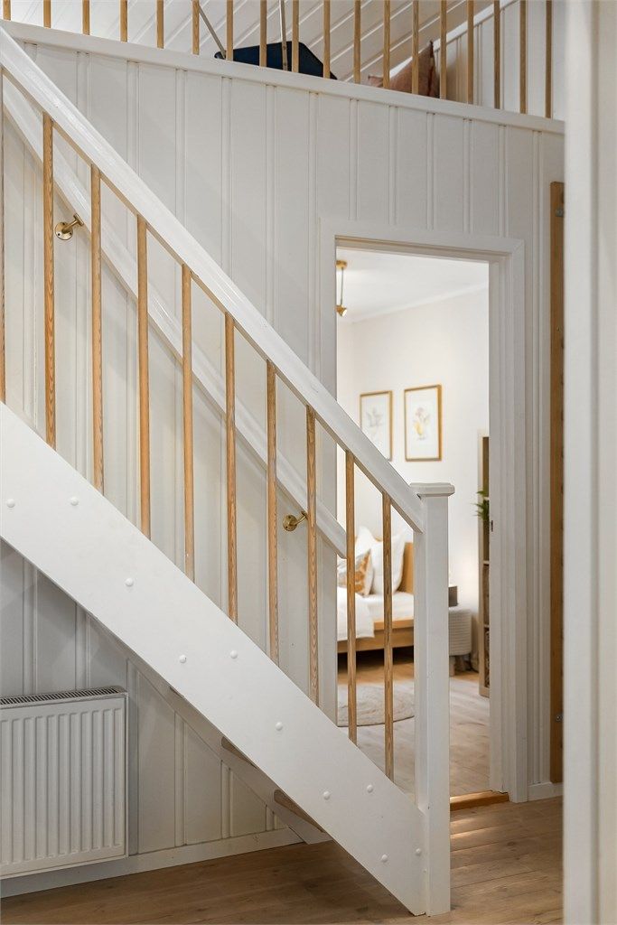 Trappen har malte vanger og trinn av eik.
