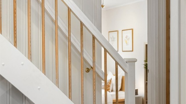 Trappen har malte vanger og trinn av eik.