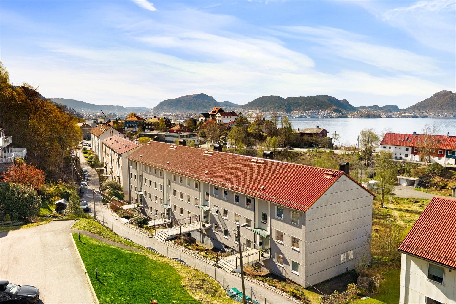Det er fine turmuligheter i området som Eidsvågsfjellet og Sandviksfjellet, og sykkelstier fra NHH til sentrum. Om sommeren kan man benytte seg av badeviken ved Biskopshavn eller den populære badeplassen på Helleneset.
