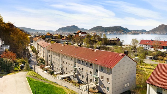 Det er fine turmuligheter i området som Eidsvågsfjellet og Sandviksfjellet, og sykkelstier fra NHH til sentrum. Om sommeren kan man benytte seg av badeviken ved Biskopshavn eller den populære badeplassen på Helleneset.
