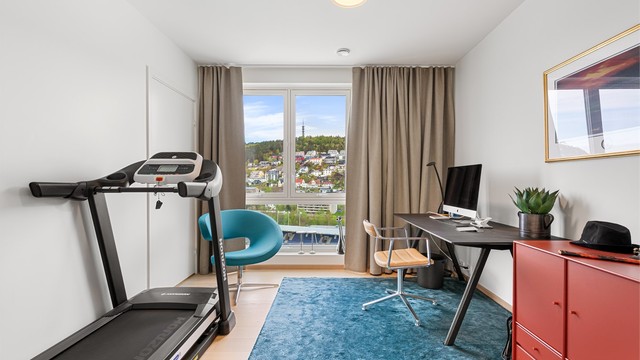Det fjerde soverommet benyttes i dag som kontor, med utsikt mot Color Line Stadion