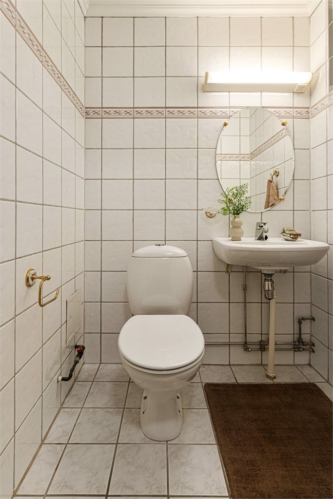 Toalettrom med wc og servant.