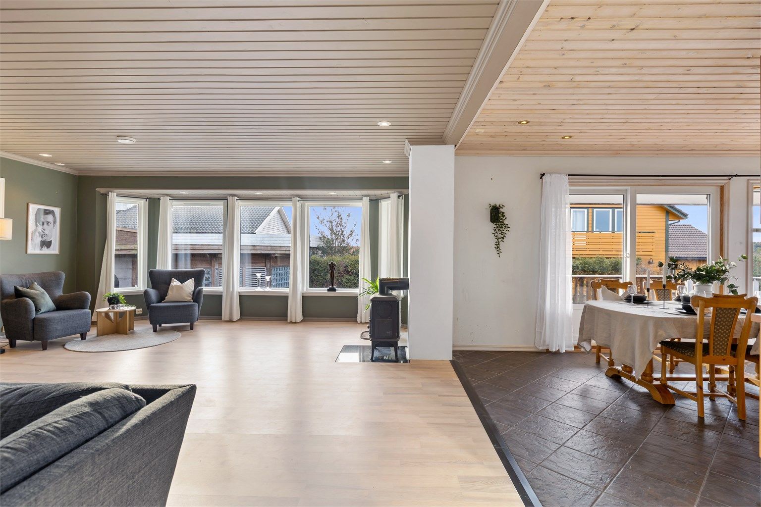 Romslig og lys stue med åpen løsning mot kjøkken. (Fotograf: Marianne Lyse)