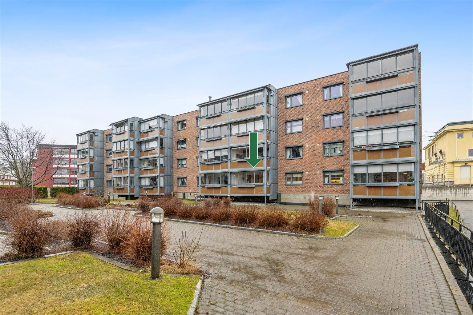 Velkommen til Oluf Melvolds gate 65A! 3-roms leilighet i høy 1. etasje med praktisk planløsning og god beliggenhet på Børstad.