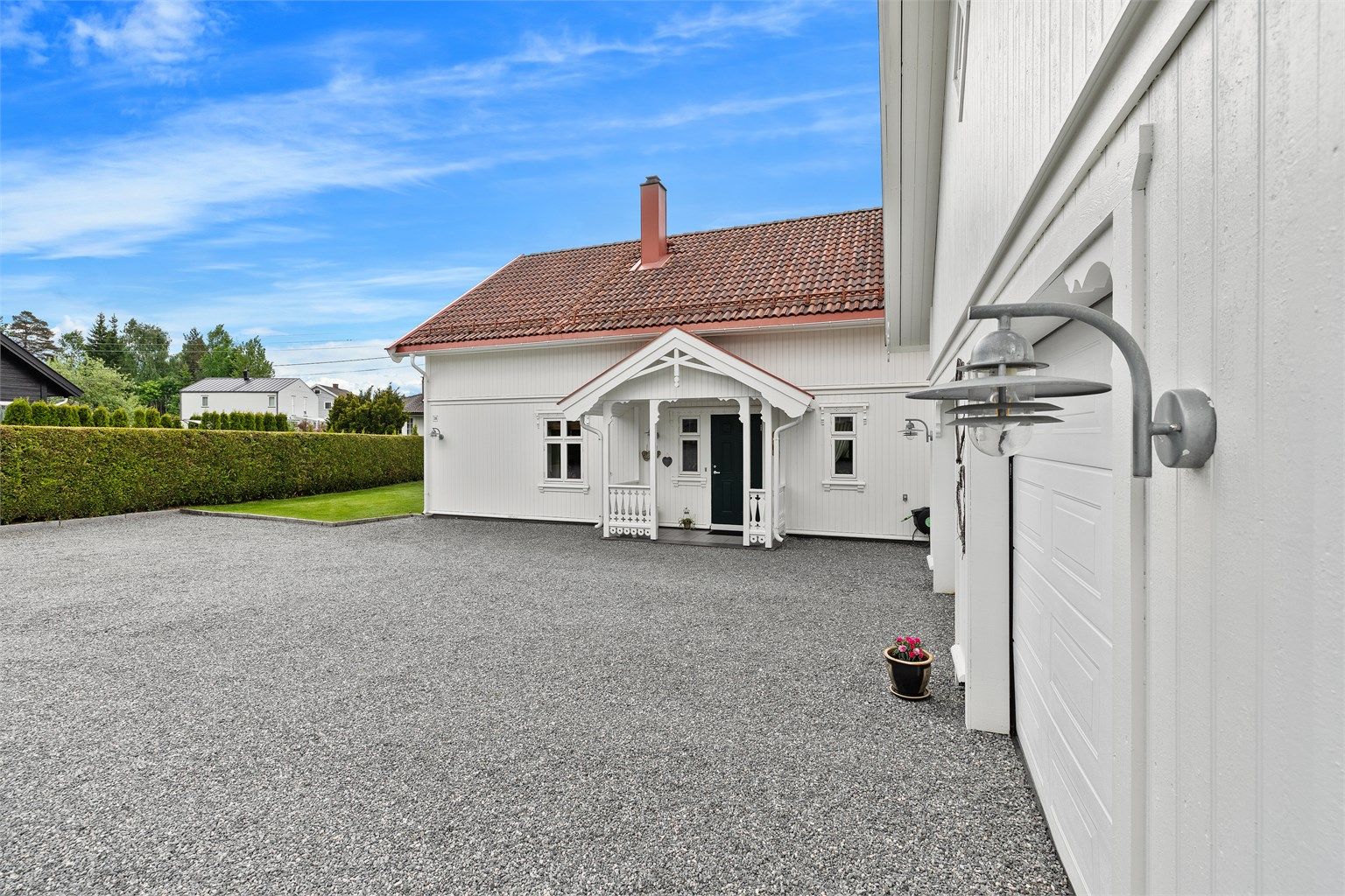 Garasjen på 47 m² har et innredet lagerrom på loftet og er klargjort med lader for elbil.