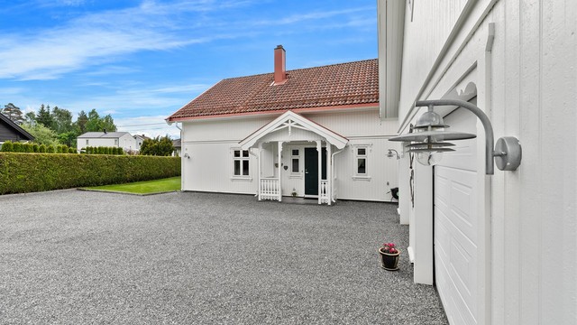 Garasjen på 47 m² har et innredet lagerrom på loftet og er klargjort med lader for elbil.