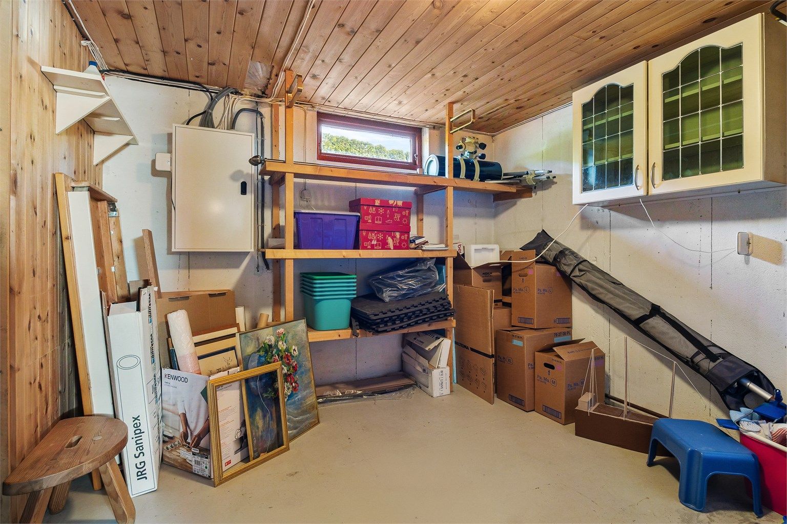 Kjelleren har tre boder som gir rikelig med lagringsplass.