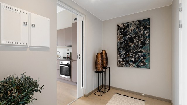God entré med plass til både oppheng av ytterjakker og plassering av sko. Mulighet for kommode/garderobeskap er det også.