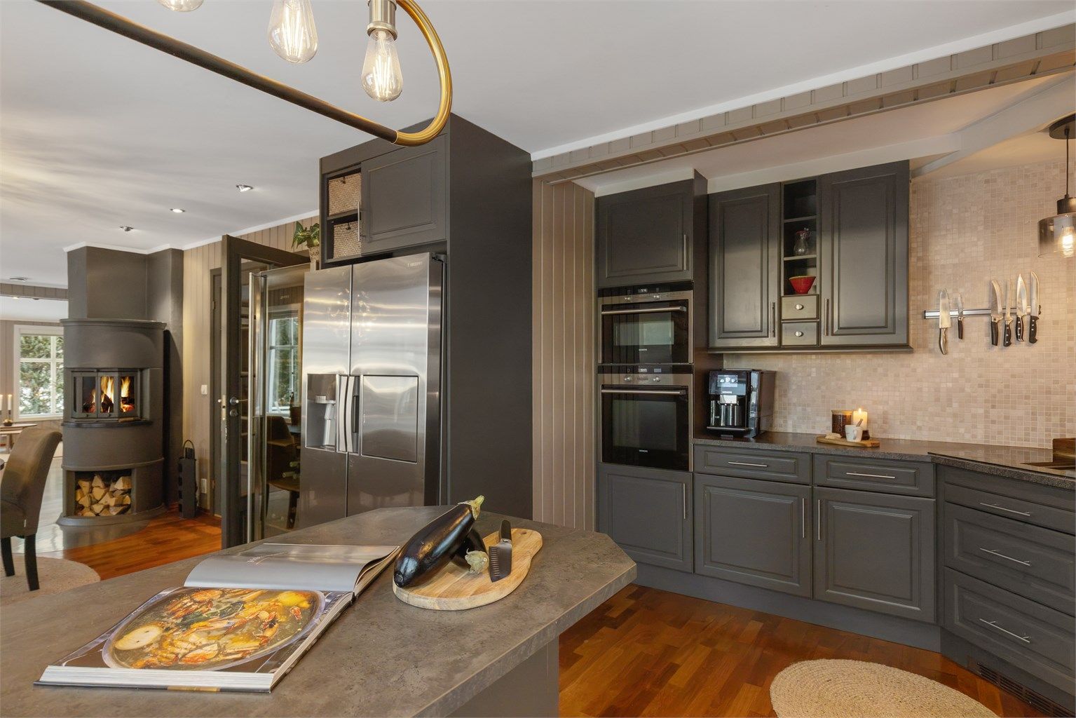 Praktisk kjøkkenløsning med dobbel komfyr m/mikro og side-by-side kjøl/frys