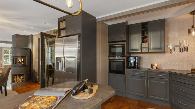 Praktisk kjøkkenløsning med dobbel komfyr m/mikro og side-by-side kjøl/frys