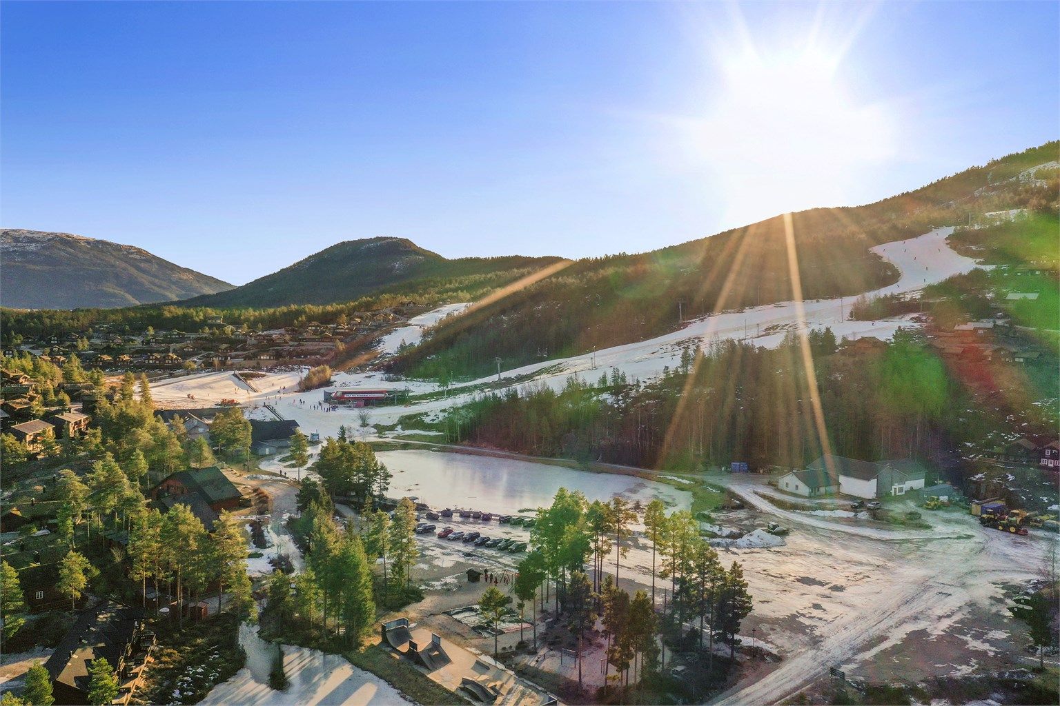 Vrådal skisenter, skaterampe og lekeplass - arkivbilde