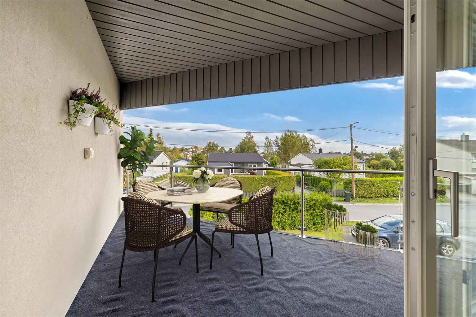 Stor balkong med sol frem til sen formiddag sommerstid.  Et lunt og hyggelig uterom på lyse, fine sommerkvelder.