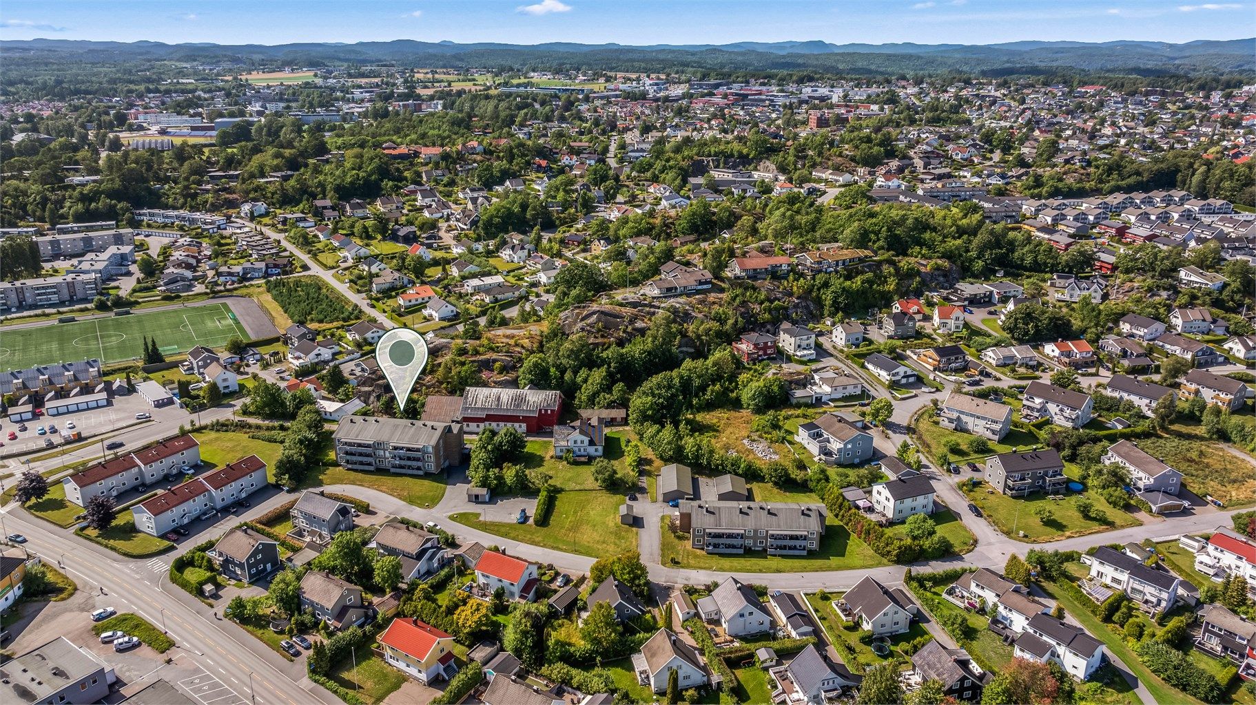 Sandefjord Helsepark med apotek og treningssenter ligger også i nærområdet.