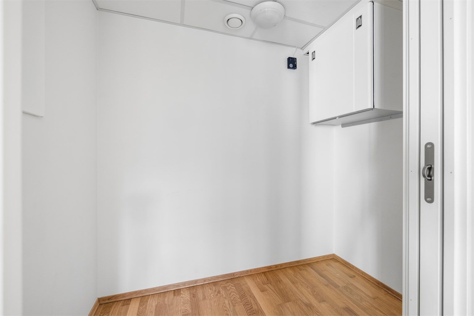 Direkte adgang til en bod, som vil kunne fungere perfekt som en walk-in garderobe.