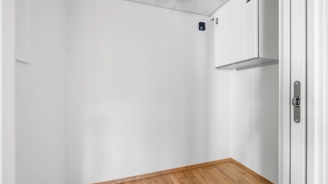 Direkte adgang til en bod, som vil kunne fungere perfekt som en walk-in garderobe.