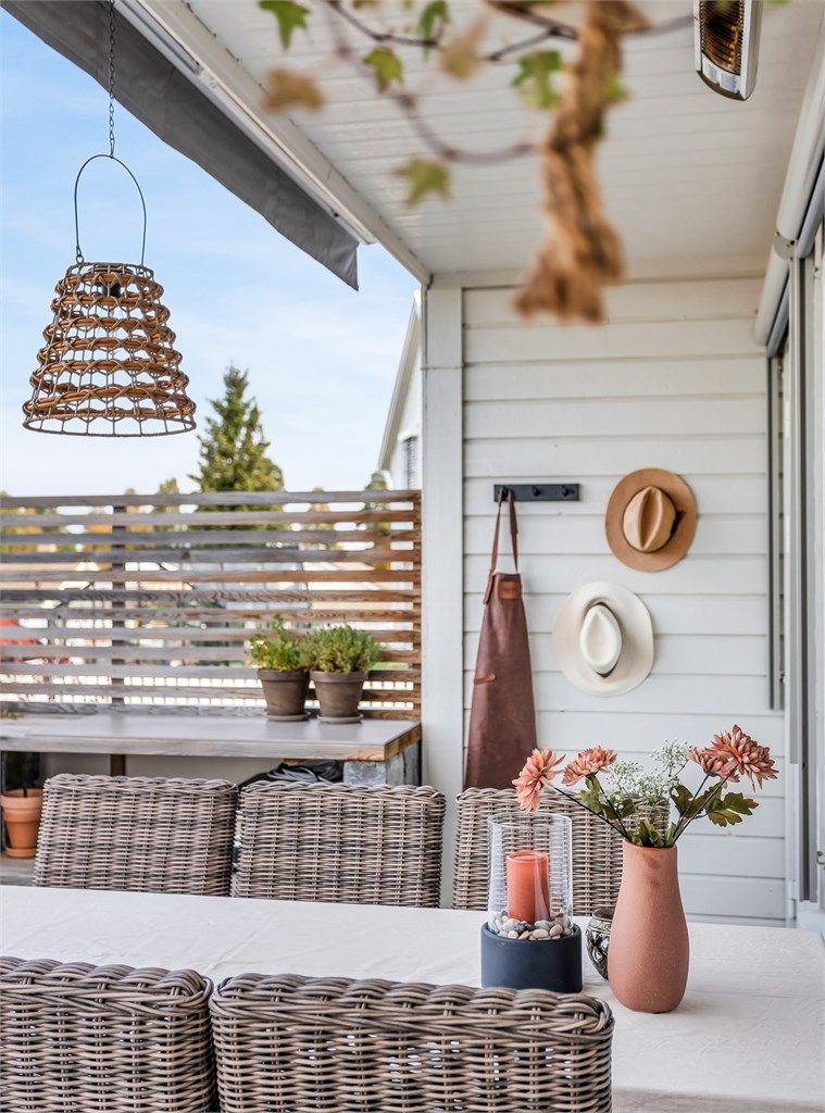 Overbygd del av balkongen med plass til spisebord og terrassevarmer.