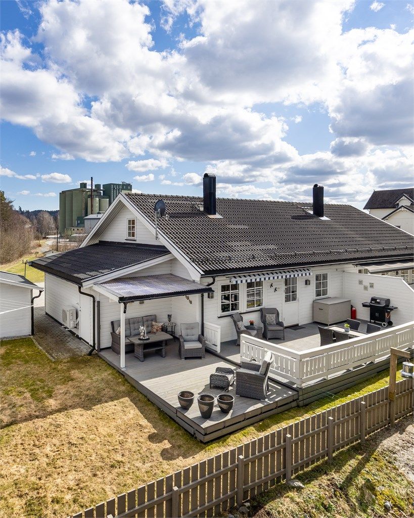 I tillegg til garasjen følger det med et frittstående uthus med bod på ca. 8,8 m² og en redskapsbod på ca. 6,9 m².