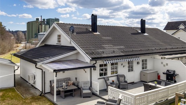 I tillegg til garasjen følger det med et frittstående uthus med bod på ca. 8,8 m² og en redskapsbod på ca. 6,9 m².