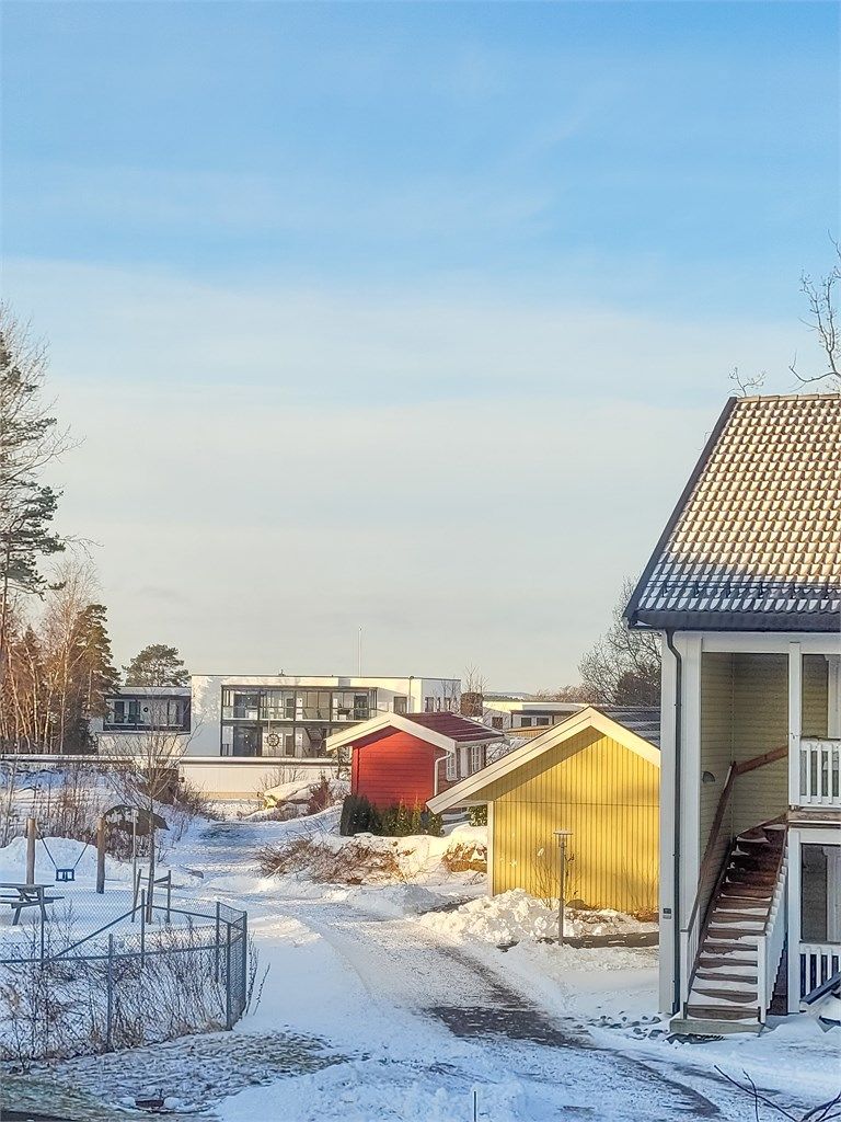 Det er anlagt stier som gir enkel adkomst gjennom området.