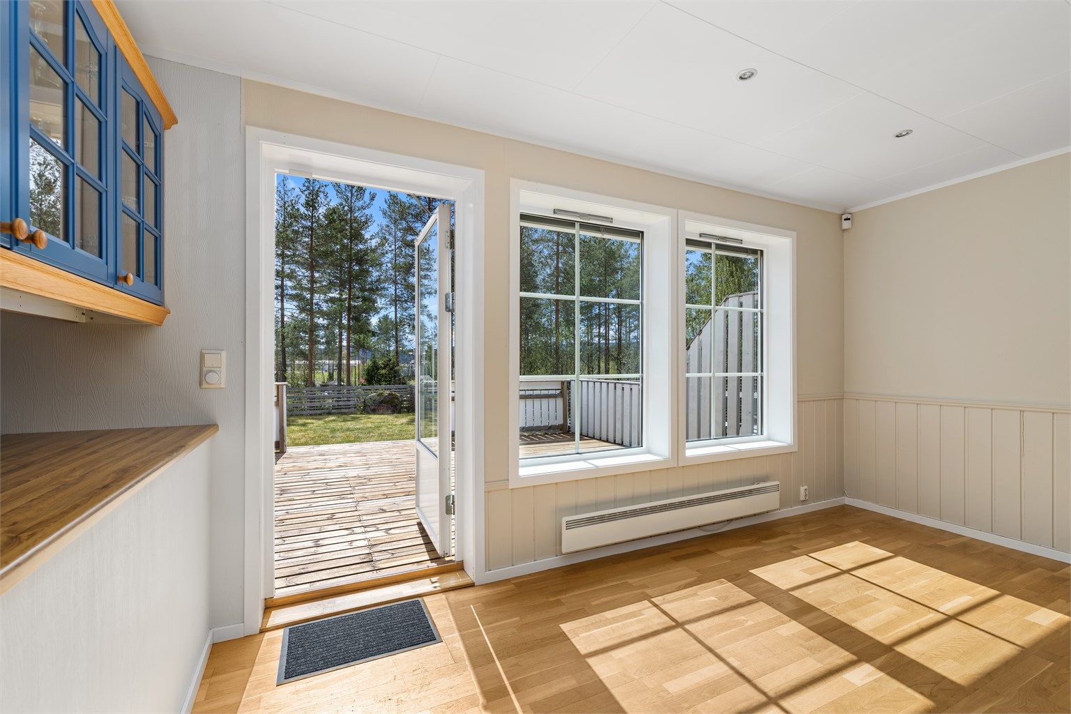Vinduene i front vender rett ut mot hagen, og det er utgang til den solrike terrassen. 