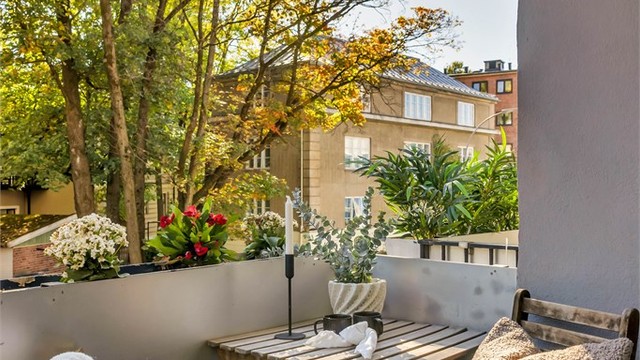 Balkongen vender mot sørøst og har sol fra morgen til midt på dagen