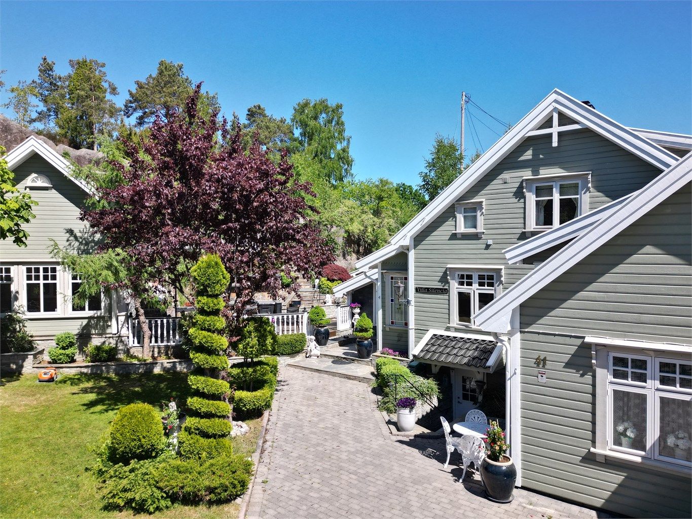 Spennende og innholdsrik tomt som er opparbeidet til hver minste detalj - denne må oppleves 