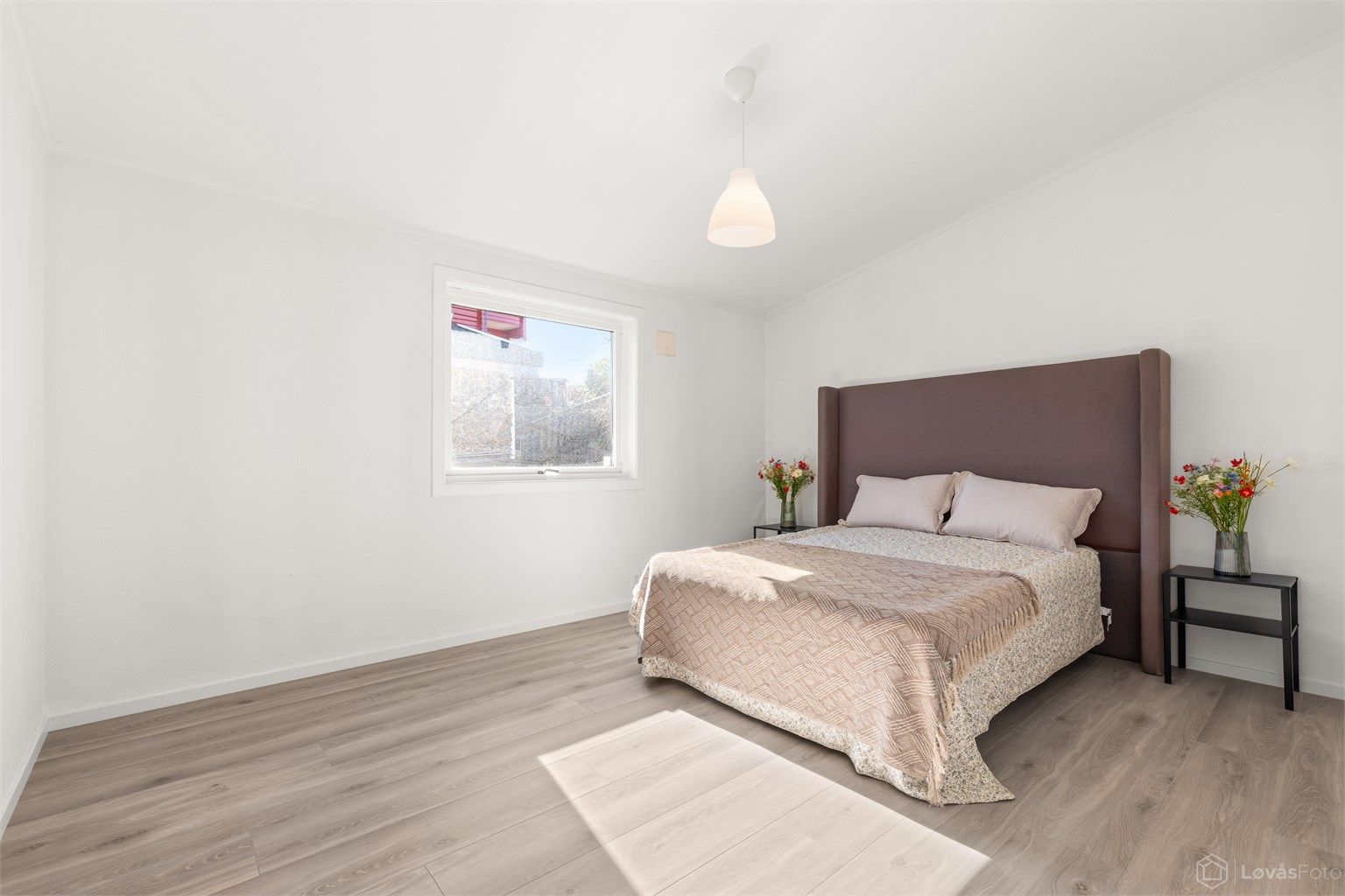 Soverom med 1-stavs laminatgulv i 2026 (1. etasje har totalt 3 soverom)