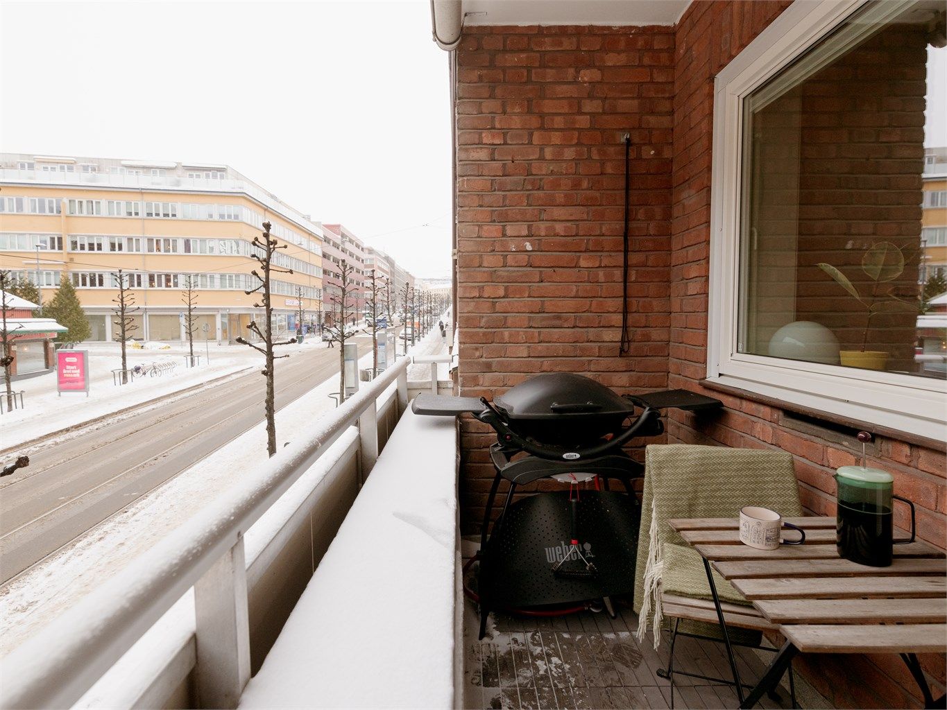 Fra stuen kommer du ut til leilighetens nordvestvendte balkong på ca. 4 kvm. Her er det god plass til å innrede med en hyggelig sittegruppe der årets varme dager kan nytes. 