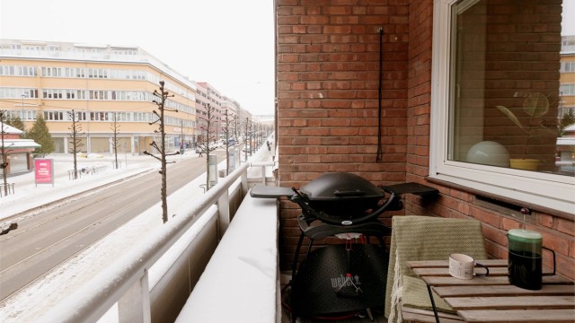 Fra stuen kommer du ut til leilighetens nordvestvendte balkong på ca. 4 kvm. Her er det god plass til å innrede med en hyggelig sittegruppe der årets varme dager kan nytes.