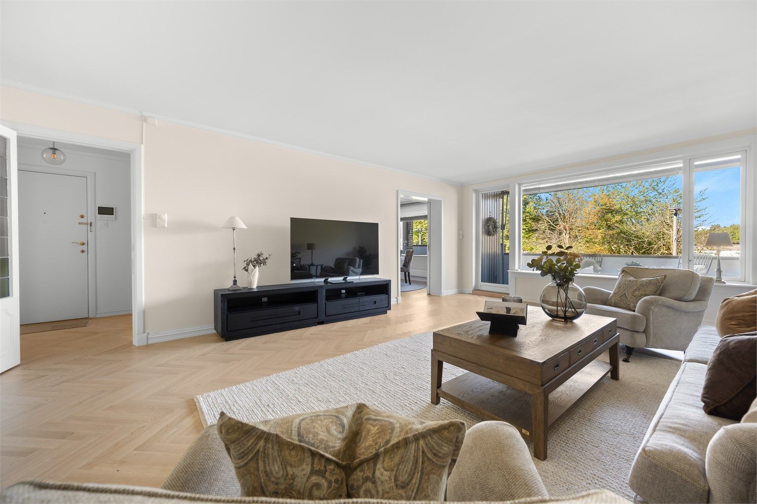 Leiligheten er gjennomgående og lys, og består av Entré, stue, kjøkken, spisestue, bad, WC, vaskerom og 2 soverom. 