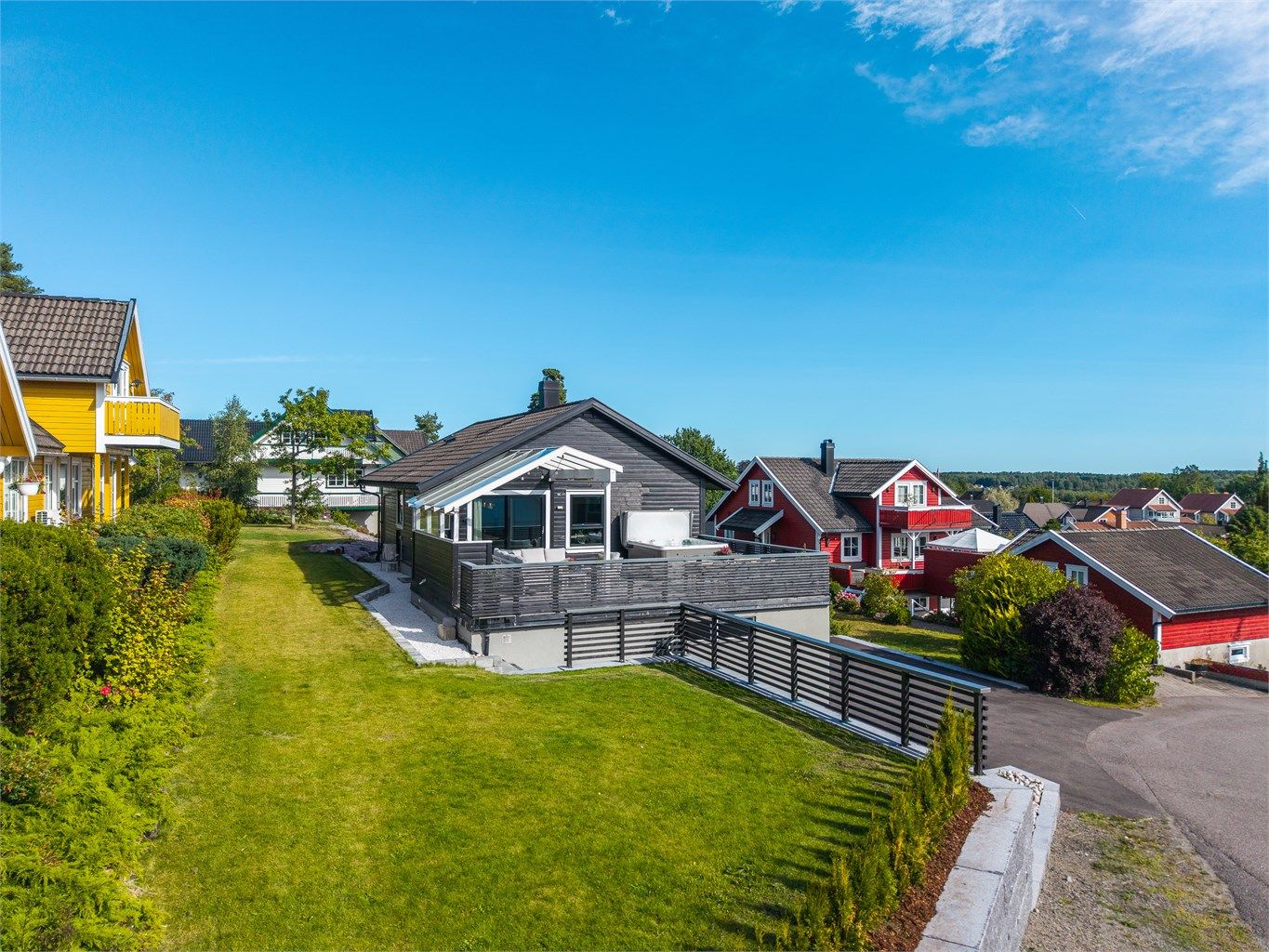Tomten er gjennomført og funksjonell, samtidig som den har flere grønne soner som gir et hyggelig og innbydende uteområde.