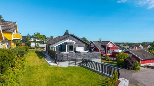 Tomten er gjennomført og funksjonell, samtidig som den har flere grønne soner som gir et hyggelig og innbydende uteområde.