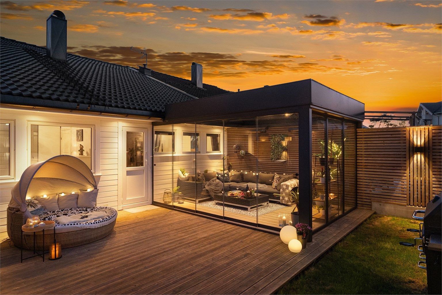 Velkommen til Bjørgedalen 67 – et rekkehus utenom det vanlige med elegant vinterhage, flere solrike uteområder samt nydelig utsikt! | Presentert av Eiendomsmegler Krogsveen v/ Ingvar Nypan

