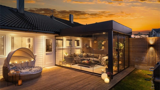 Velkommen til Bjørgedalen 67 – et rekkehus utenom det vanlige med elegant vinterhage, flere solrike uteområder samt nydelig utsikt! | Presentert av Eiendomsmegler Krogsveen v/ Ingvar Nypan