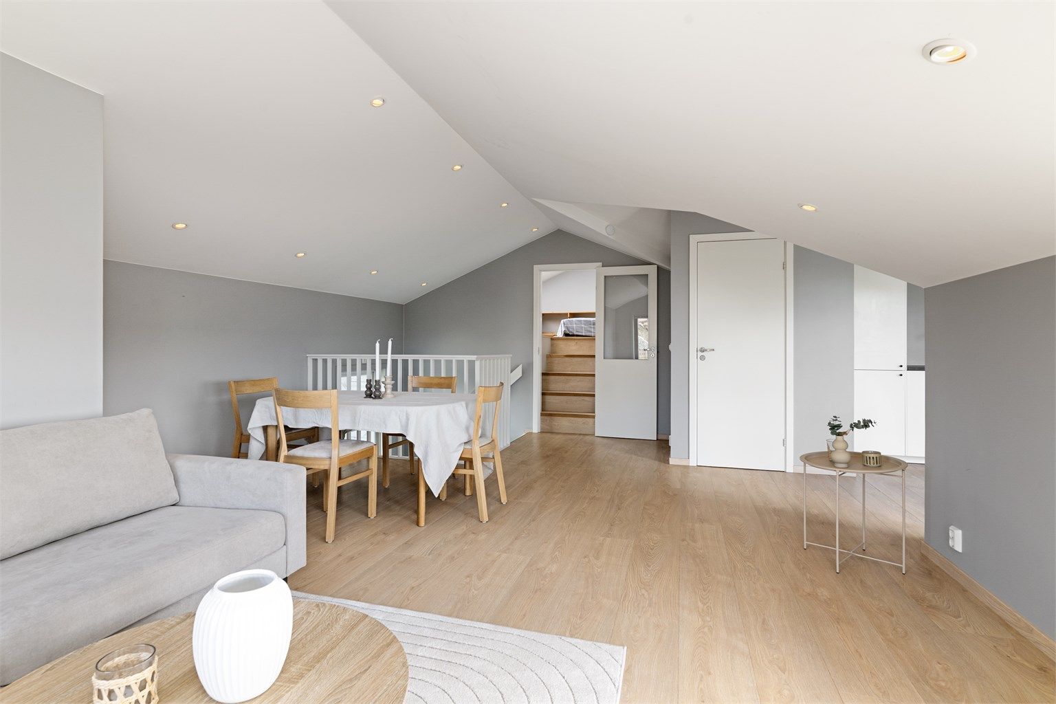 Stuen har laminatgulv og downlights i himlingen.