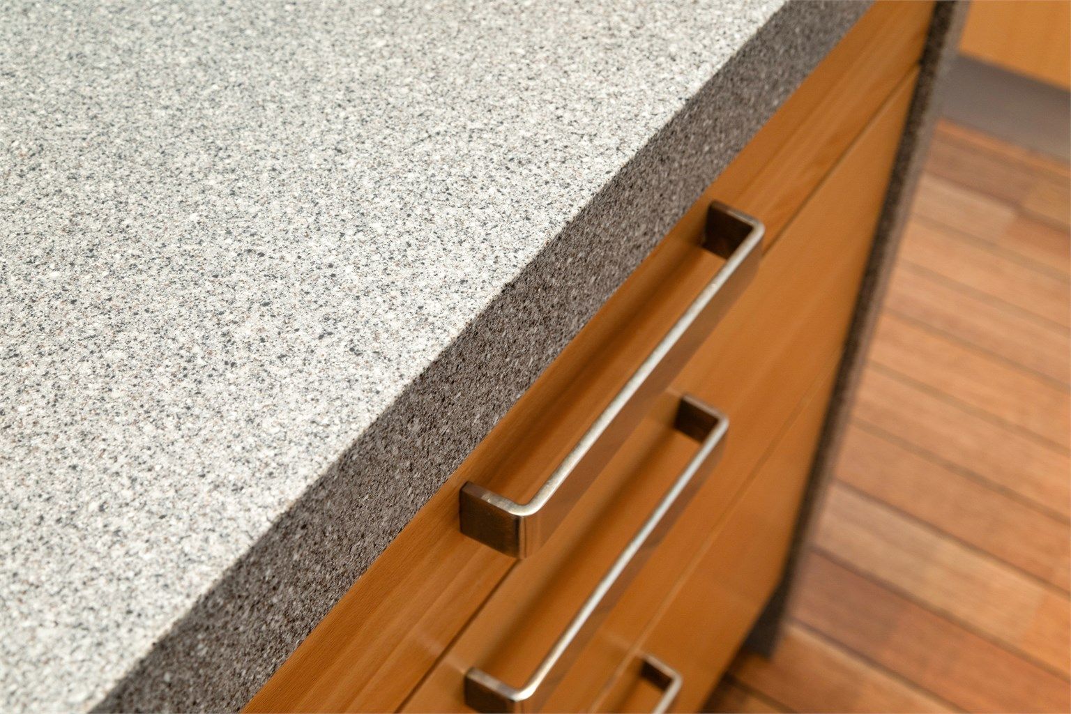 Lekker steinmønstret Corian-benkeplate. Corian er et komposittmateriale som er svært motstandsdyktig mot flekker og hemmende på bakterievekst. Et godt valg for et funksjonelt arbeidskjøkken.